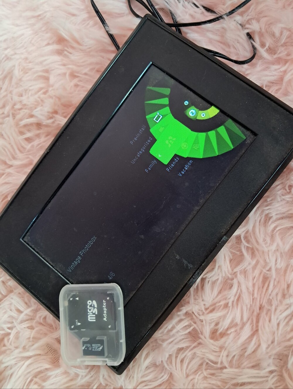 Digital Photo Frame with SD Card Adapter By Giinii - EUC